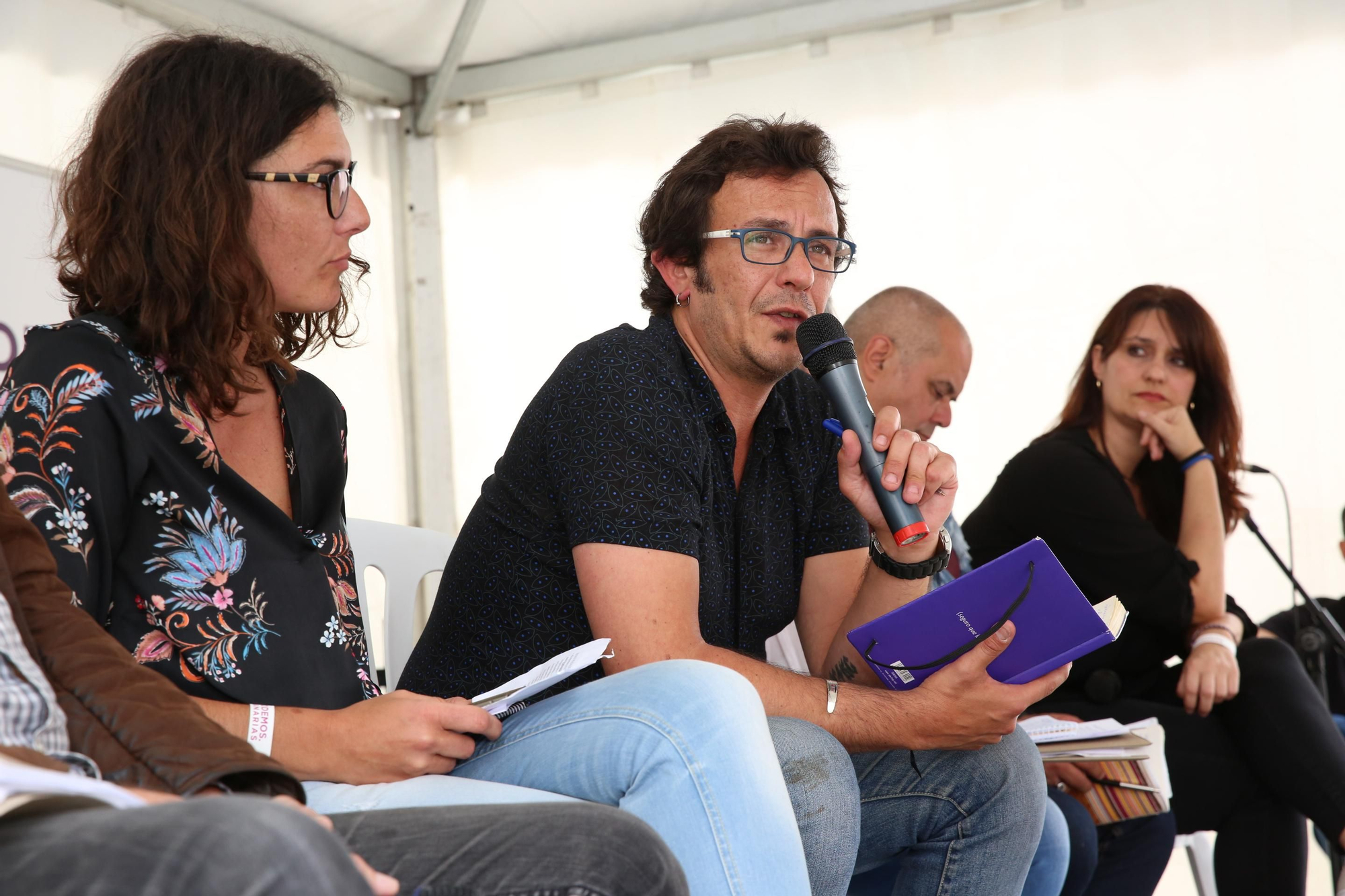 El alcalde de Cádiz junto a otras personas de Podemos en Gran Canaria.