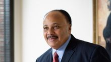 Martin Luther King III posa delante de un retrato de su padre.