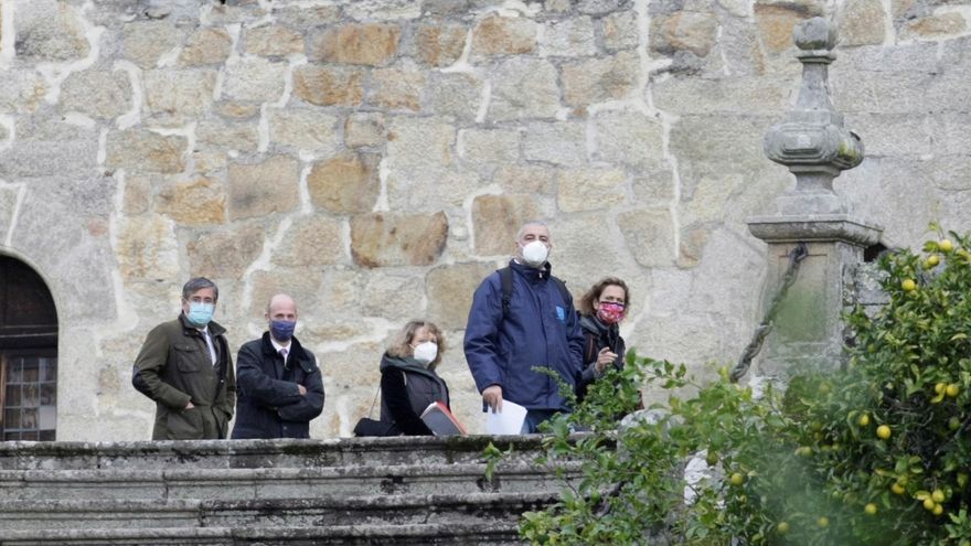 Personal del Juzgado de Primera Instancia número 1 de A Coruña, esta mañana en el Pazo de Meirás, tras la orden del citado Juzgado para la realización de un inventario que abarque la totalidad de los bienes existentes por lo que, mientras se dure este proceso, la familia Franco no podrá trasladar ni retirar ninguna pieza, tanto del interior como del exterior del inmueble.- EFE/ Cabalar