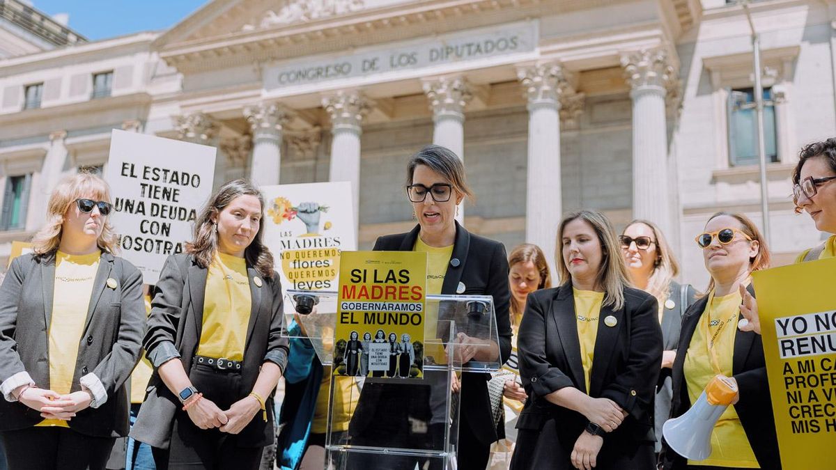 Bajas por parto y más permisos retribuidos: las medidas de Malasmadres que buscan mejorar la conciliación