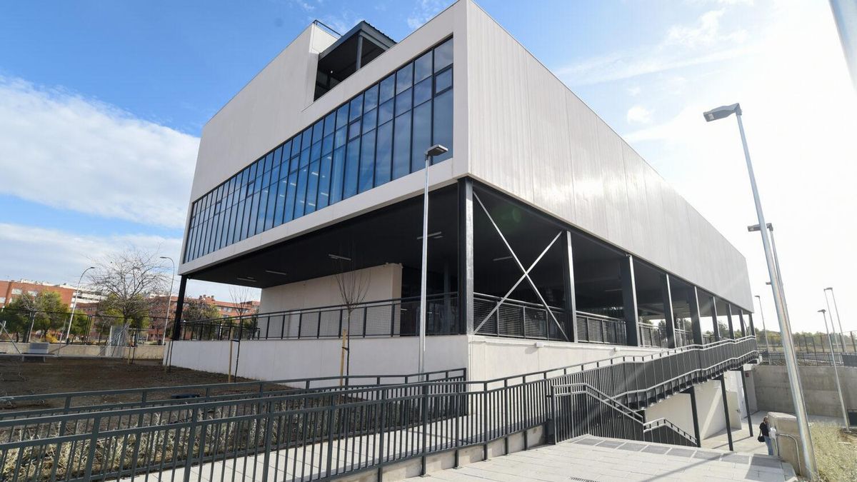 Fachada del centro cultural con biblioteca en el Ensanche de Vallecas, que según el Ayuntamiento entrará en funcionamiento en los próximos meses.