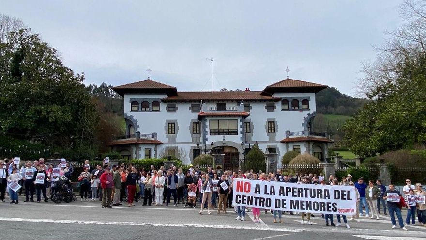 Vecinos de Sopuerta insiste en que no son "xenófobos ni racistas" pero exigen la "paralización" del centro de menores