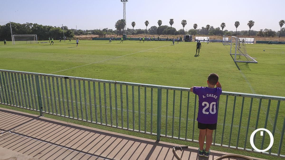 Un aficionado con la camiseta de Casas observa el entrenamiento