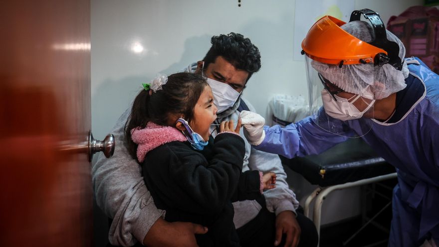 Un padre con su hija se realizan pruebas de covid-19, el 24 de junio de 2021, en Buenos Aires (Argentina). EFE/ Juan Ignacio Roncoroni/Archivo