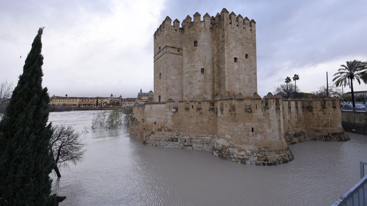 El río Guadalquivir aumenta su caudal a su paso por Córdoba