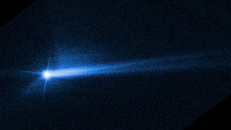 Imagen del Hubble de la NASA donde se muestran los escombros arrojados desde la superficie de Dimorphos