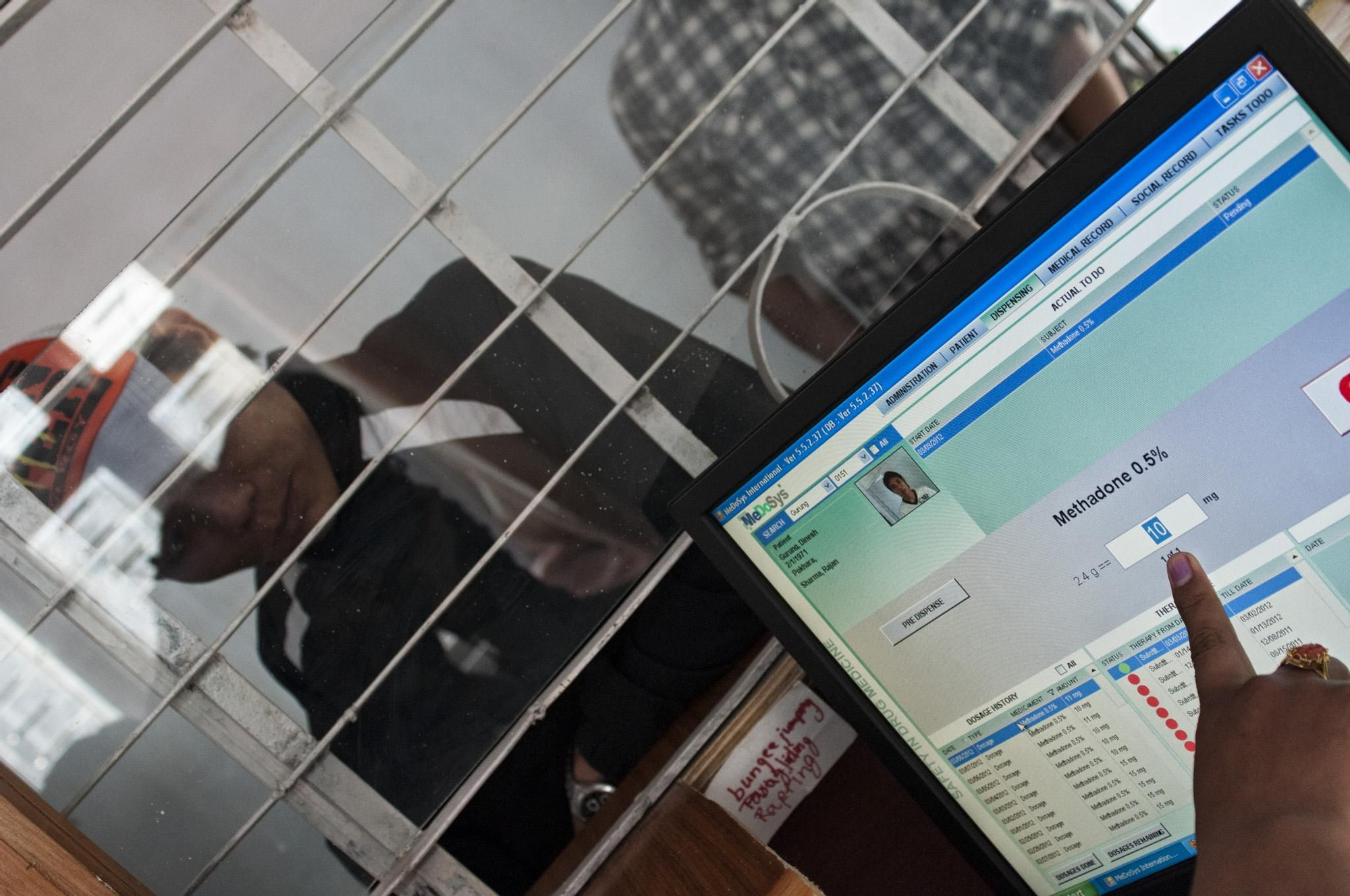 Dinesh Gurung recibe su dosis diaria de metadona en uno de los pocos hospitales de Nepal que la dispensan. El programa peligra cuando más se necesita por la falta de fondos./ FONDOS: Zigor Aldama