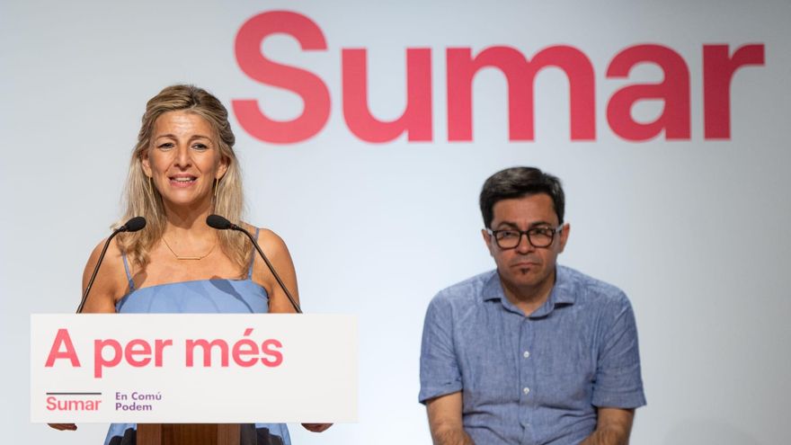 La vicepresidenta segunda del Gobierno y líder de Sumar, Yolanda Díaz, junto al número 2 por Barcelona, Gerardo Pisarello, en un acto de Sumar-En Comú Podem en Cornellà de Llobregat.