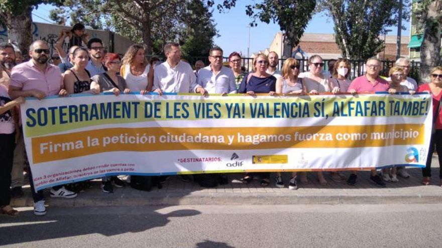 Concentración de protesta en Alfafar exigiendo el soterramiento.
