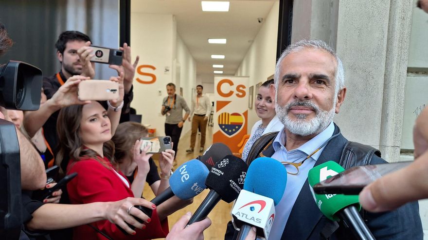 El candidato de Cs a las elecciones catalanas, Carlos Carrizosa, llegando a la sede del partido en Barcelona para seguir la noche electoral