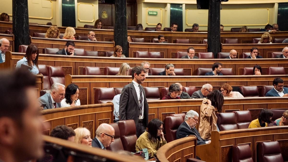 El ministro de Cultura, Ernest Urtasun (c), durante un pleno en el Congreso de los Diputados, a 13 de junio de 2024, en Madrid (España)