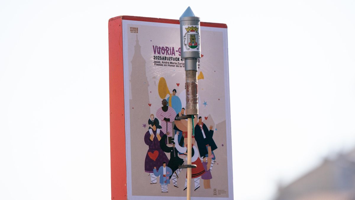 Un Celedón sobrevolando Nueva York semanas antes del 11S: un libro recoge la historia de los carteles festivos de Vitoria