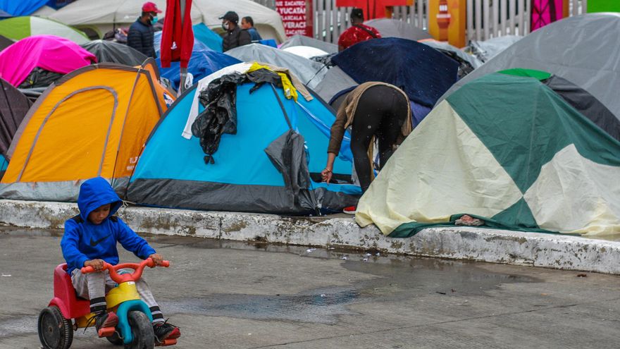 Niños de campamento migrante en Tijuana enferman por las bajas temperaturas