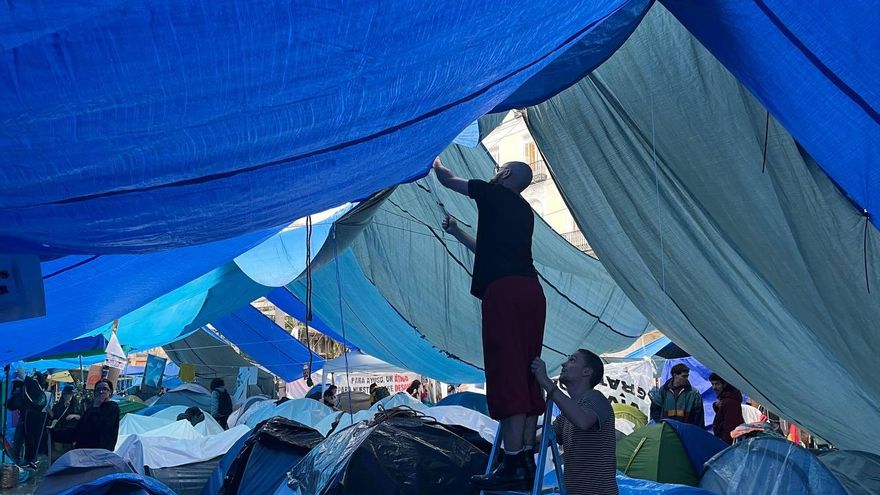 Acampados en Sol tratan protegerse de las fuertes lluvias