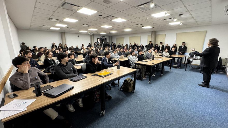 En medio del ajuste a la universidad pública, Milei dio una clase cerrada a estudiantes de una privada