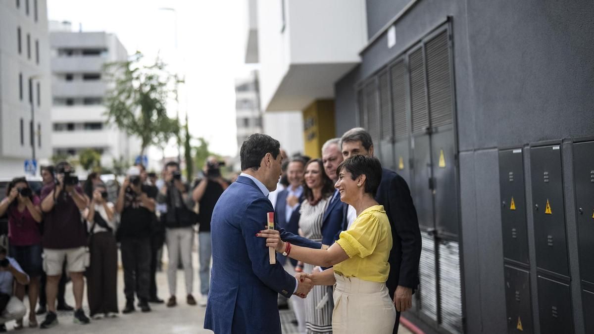 Moreno se compromete a cooperar "con los ojos tapados" con el Gobierno central en vivienda tras impugnar el plan estatal