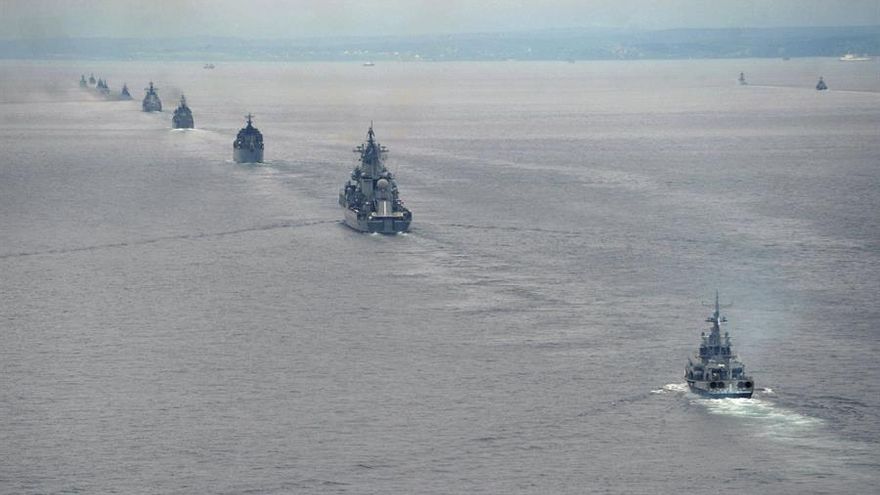 Varios buques de guerra de la Flota del Pacífico rusa participan en unas maniobras militares supervisadas por el presidente ruso, Vladímir Putin, en la región de Sajalín (Rusia) hoy, martes 16 de julio de 2013.