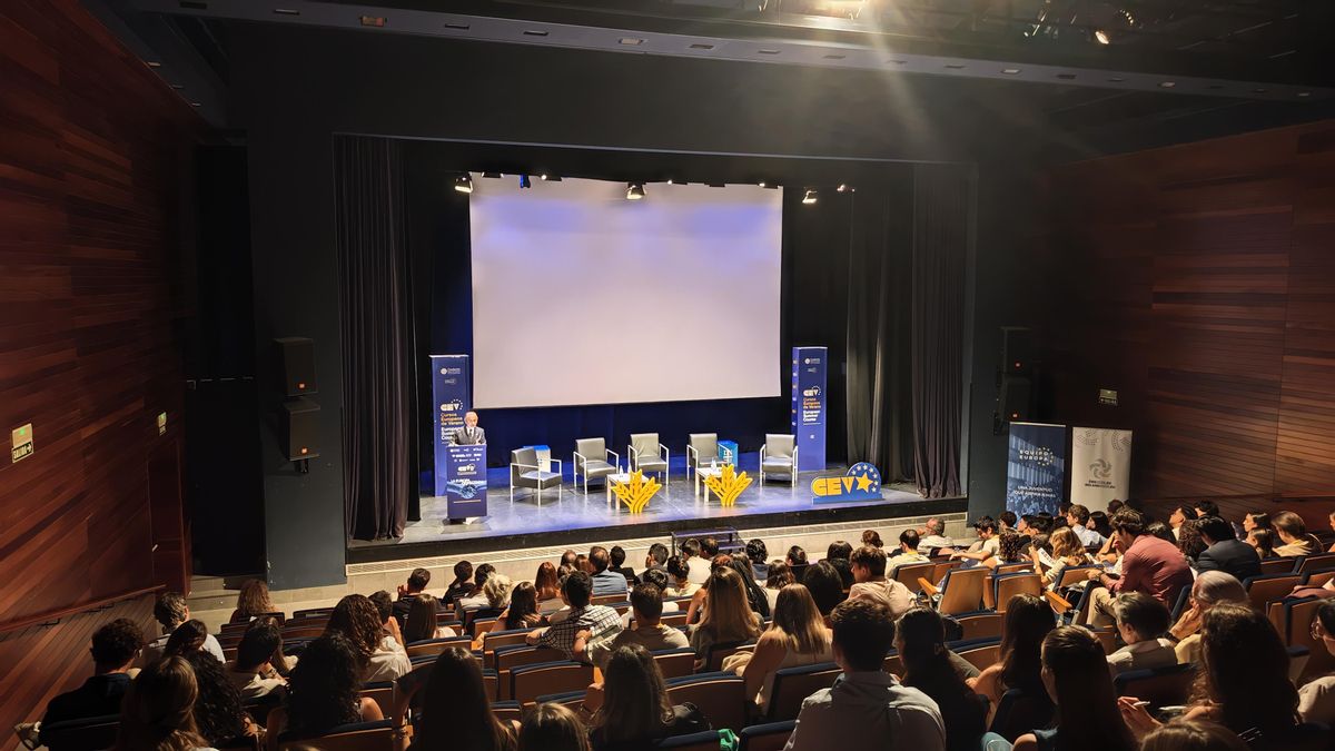 Un momento de la intervención del rector de la Universidad de Oviedo en los VIII Cursos Europeos de Verano que se celebran en Pamplona.