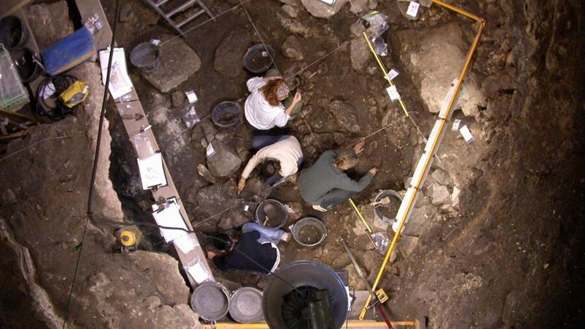 Descubren un túmulo funerario calcolítico de hace 4.500 años en Atapuerca con restos de varios niños