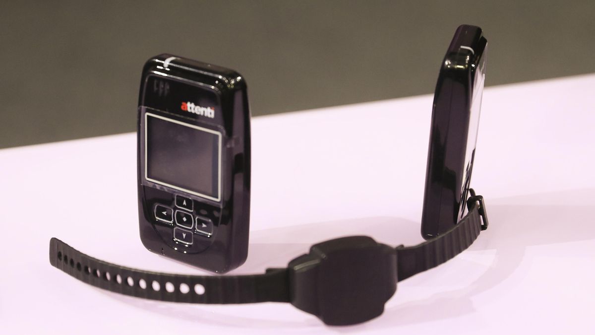 Imagen de archivo de un dispositivo Cometa de control telemático de agresores machistas. EFE/Fernando Alvarado