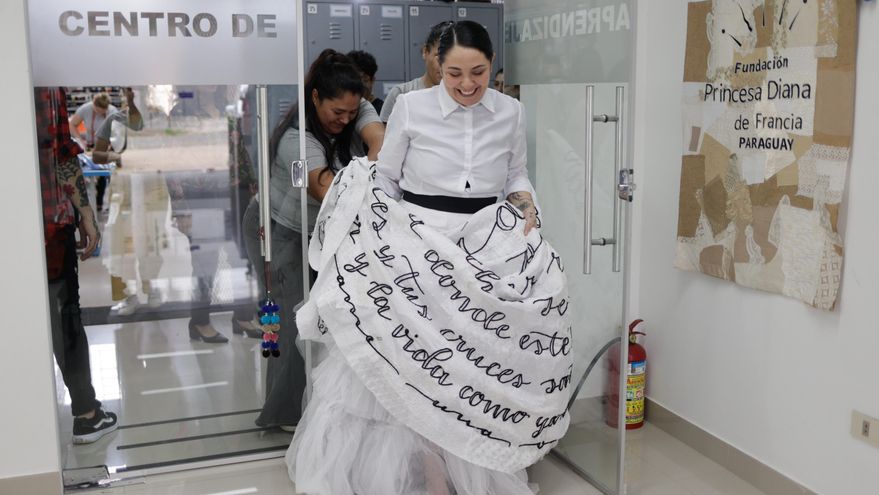 Pollera lleva la melancolía y guarania paraguaya a Madrid en serenata por la independencia