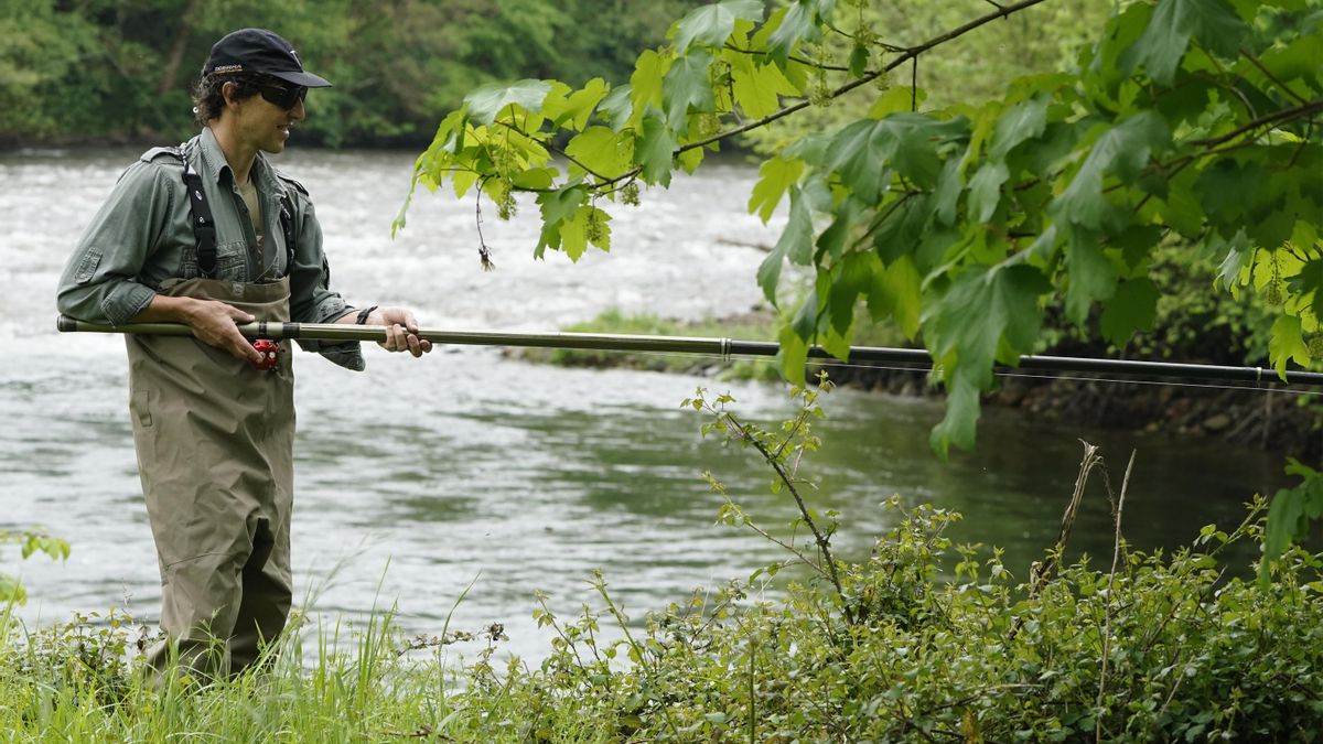 Carlos Álvarez, que logró el campanu en 2022, volvió este año a intentar pescar el primer salmón de la temporada en el coto Carbajal.