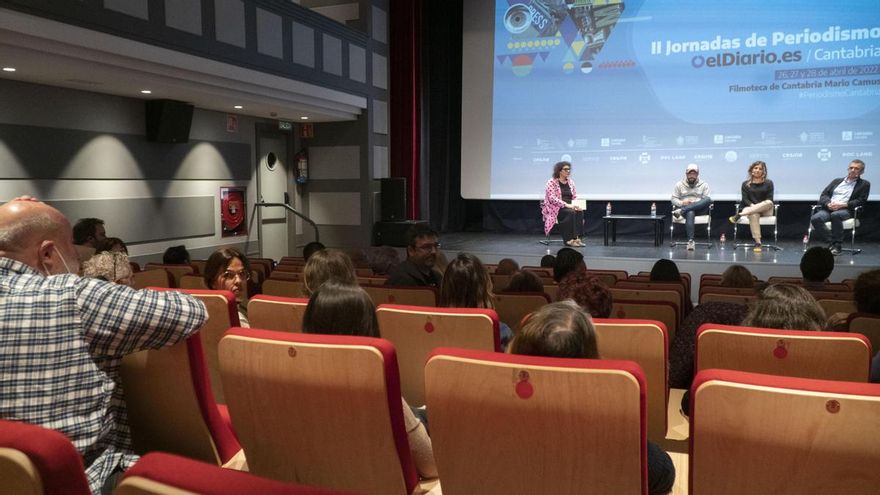 Un asistente pregunta a los ponentes.