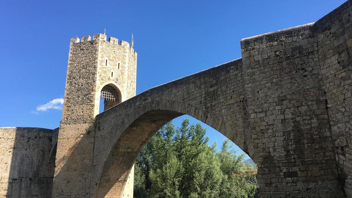 Para garantizar su preservación, el paso de vehículos por el puente está restringido mediante señalización
