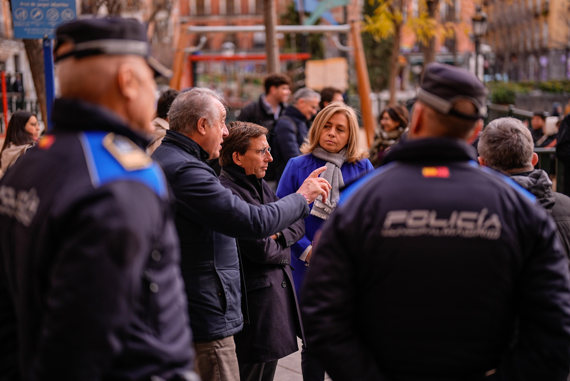 Almeida "inaugura" las cámaras de vigilancia en el Dos de Mayo