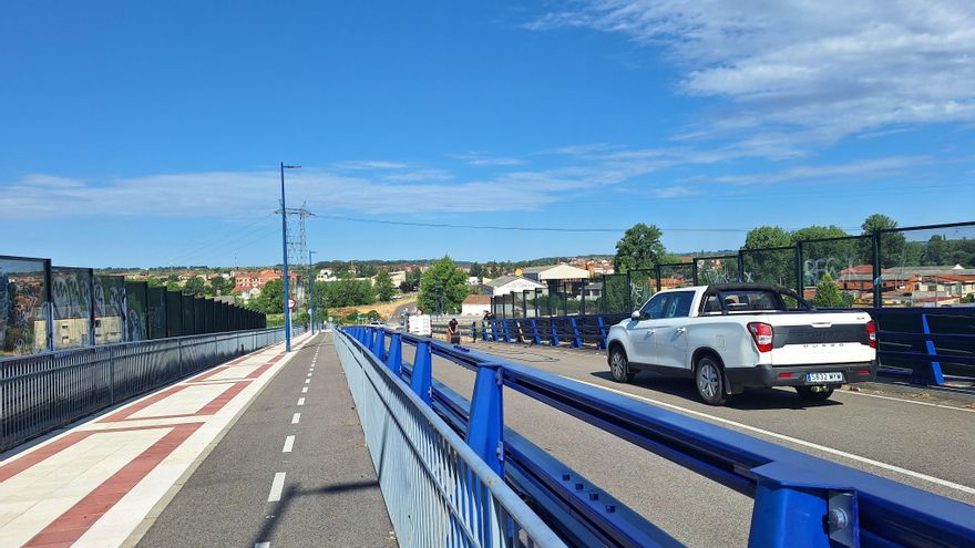 La oposición de San Andrés en bloque critica por "temeraria" la apertura del vial que une con León y fue acabado hace seis años