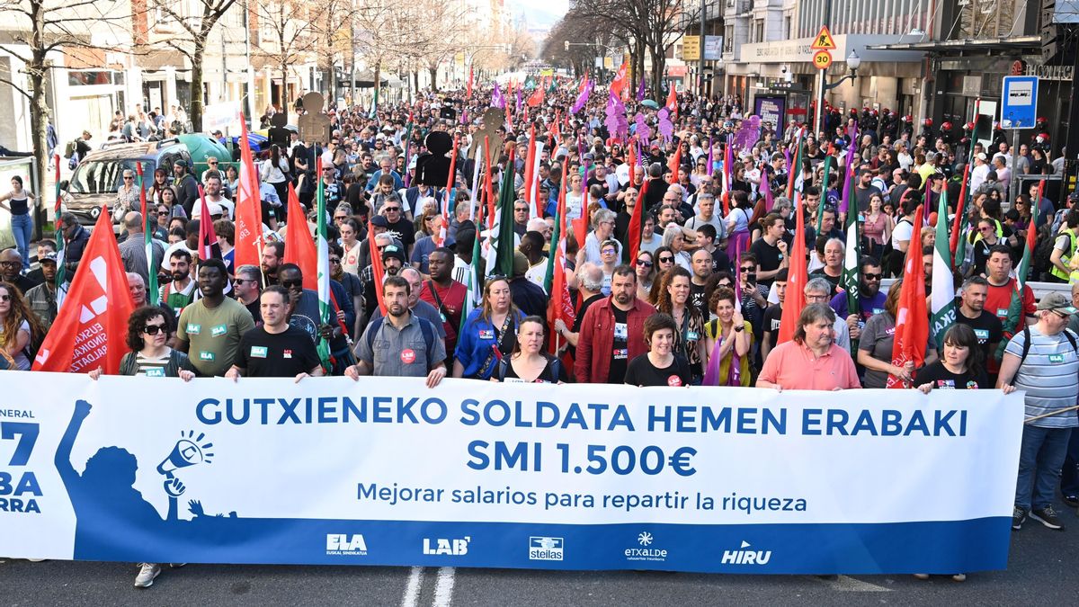 La mayoría sindical saca a la calle a miles de personas en una huelga “masiva” por un salario mínimo de 1.500 euros