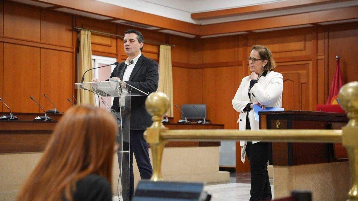 El alcalde de Córdoba, José María Bellido, y la presidenta del Instituto Municipal de Desarrollo Económico y Empleo (Imdeec), Blanca Torrent.