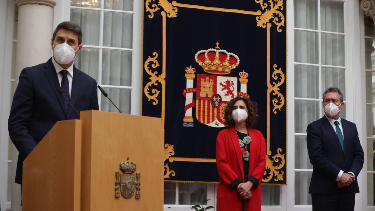 El delegado del Gobierno en Andalucía, Pedro Fernández, en su toma posesión del cargo junto a la ministra de Hacienda, María Jesús Montero, y el alcalde de Sevilla, Juan Espada, en una imagen del 31 de marzo.