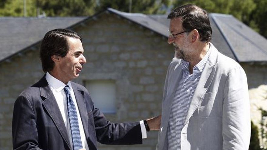 Rajoy y Aznar conversan brevemente antes de la clausura del campus FAES