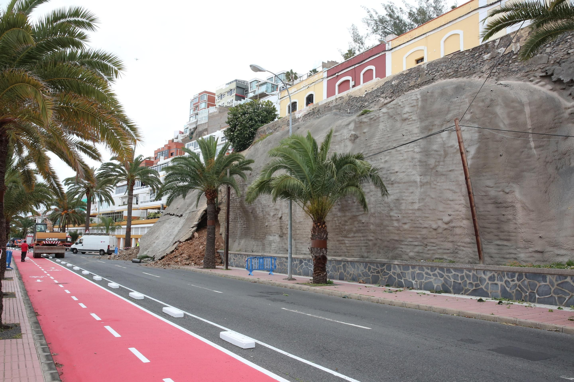 Así se encuentra el paseo de Chil tras el derrumbe de esta madrugada