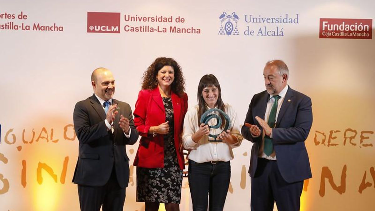 Beatriz Romero, compañera artística de Rozalén y encargada de interpretar sus canciones en lengua de signos, recoge uno de los Premios Diké de las Cortes de Castilla-La Mancha que reconocen la defensa de los derechos humanos