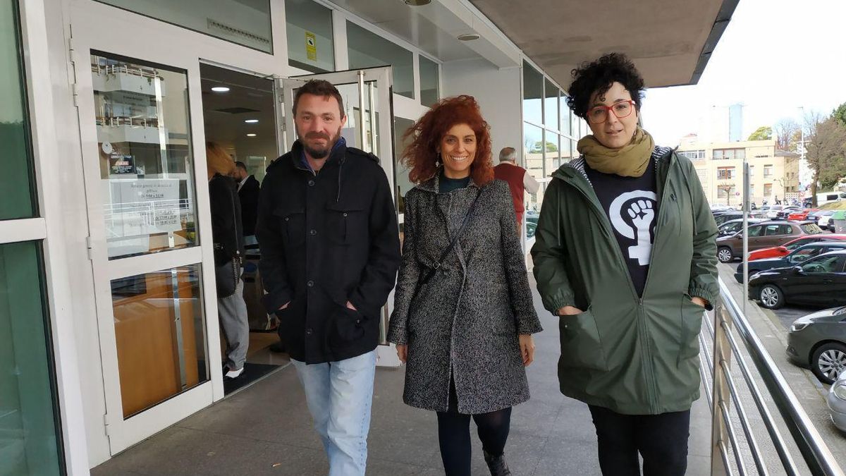 Los ex dirigentes de Podemos a la salida de los juzgados después de suspenderse la vista oral. | R.V.