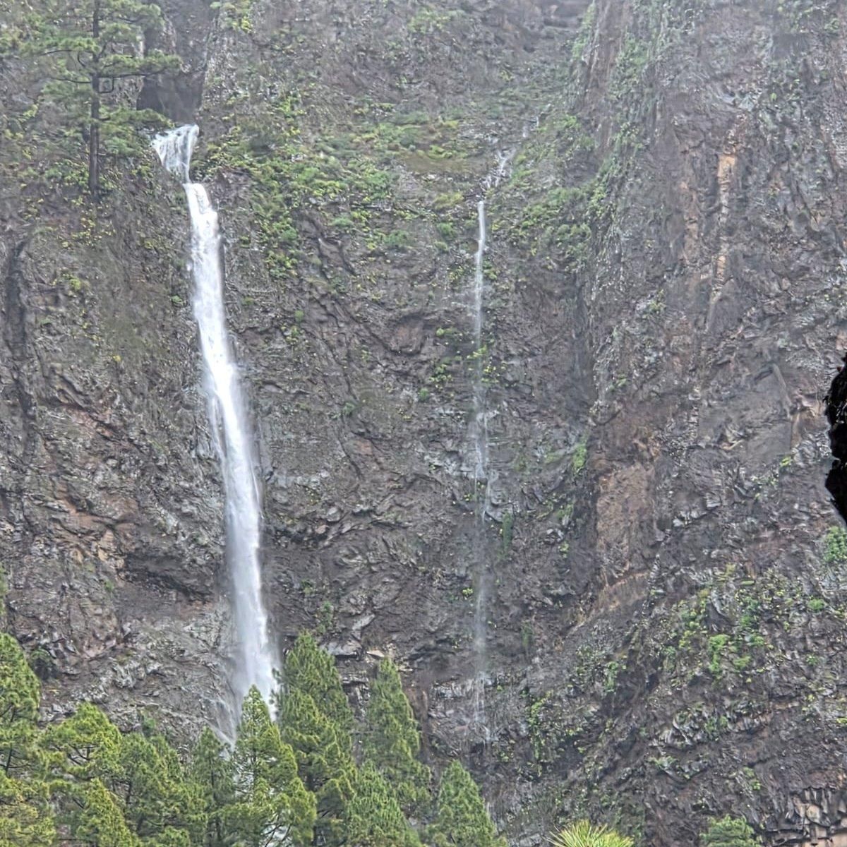 Espectaculares y vertiginosas cascadas originadas por la intensas lluvias este martes en el Parque Nacional de La Caldera de Taburiente.