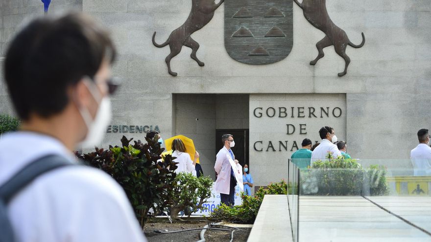 Los médicos temporales en huelga aceptan “con condiciones” la tregua pedida por el consejero de Sanidad