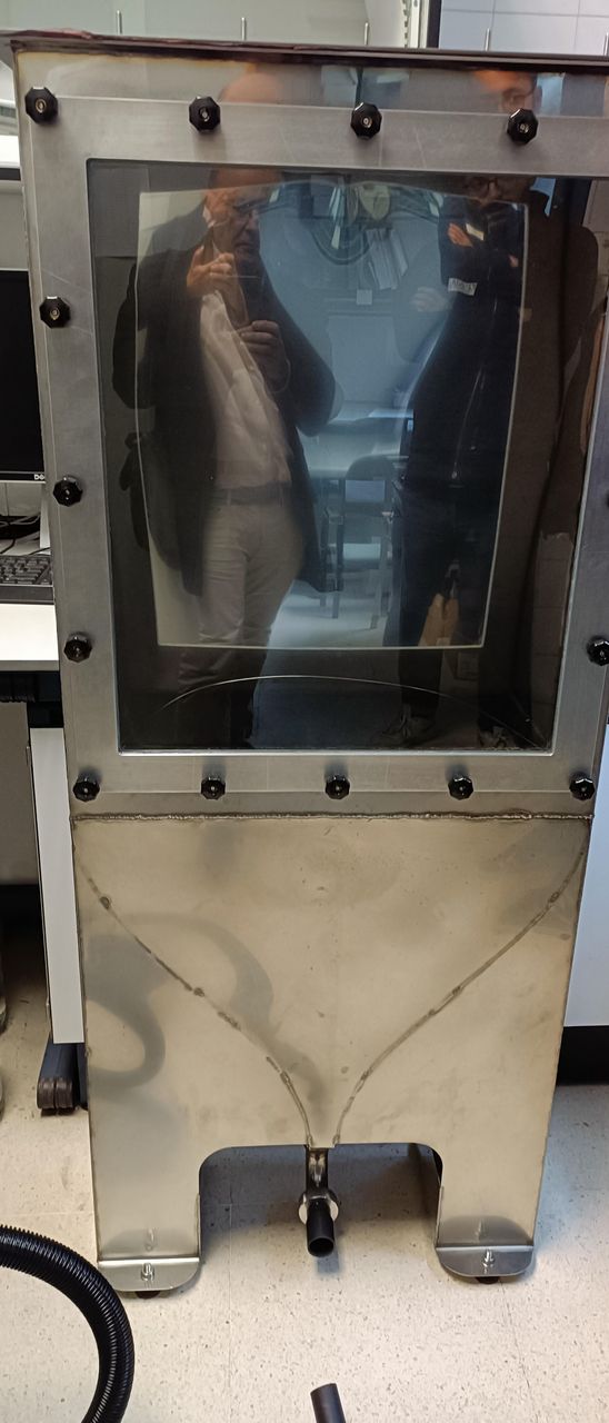 Un dispositivo diseñado por investigadores de la Universidad de Alcalá y de la Universidad Autónoma de Madrid permite cuantificar cuántas de estas fibras textiles se desprenden mientras llevamos puesta la ropa en nuestro día a día.