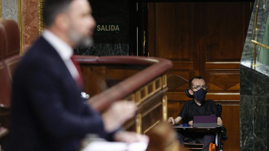 El portavoz de Unidas Podemos, Pablo Echenique (d), escucha la intervención del líder de Vox, Santiago Abascal, tras la comparecencia del presidente del Gobierno, Pedro Sánchez, ante el pleno del Congreso para informar de las conclusiones del Consejo Europeo, la Cumbre de la OTAN y las relaciones con Marruecos.