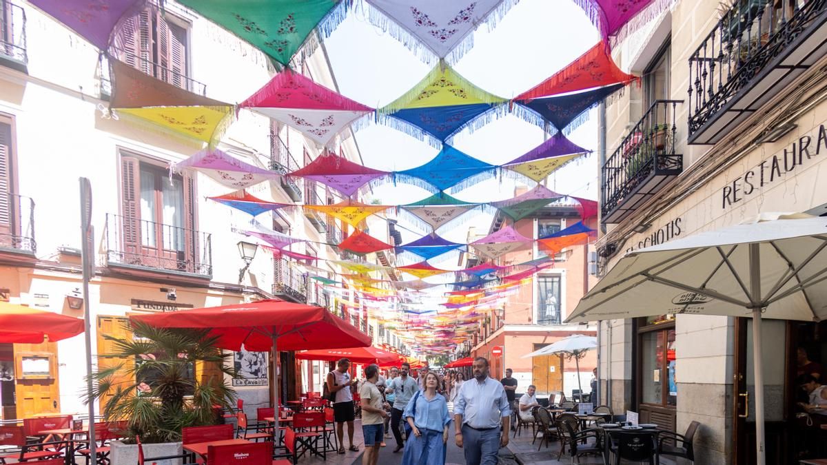 Las calles de la Latina durante las fiestas de San Cayetano.