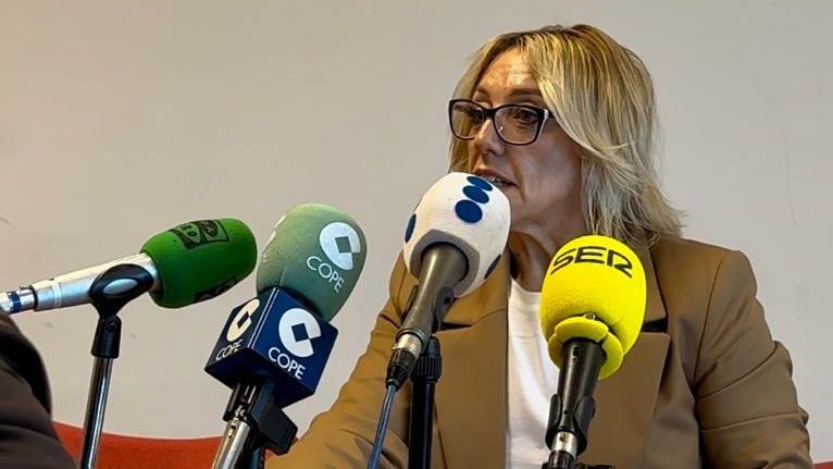 Ana Urrestarazu durante su rueda de prensa en Castro Urdiales.