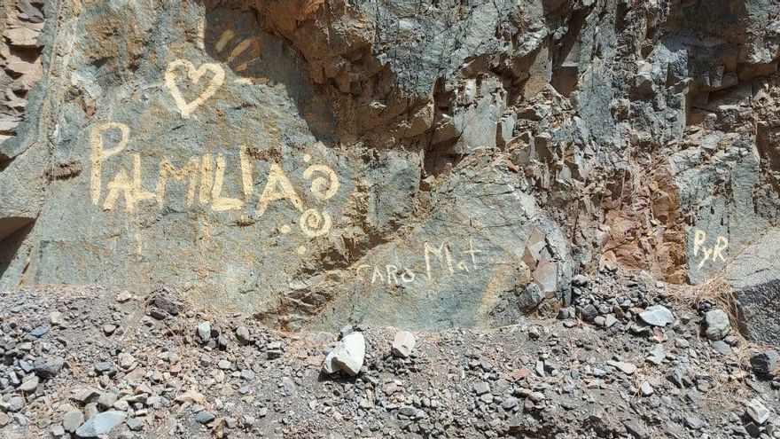 Nuevas pintadas en la emblemática ‘Cascada de Colores’ de La Caldera