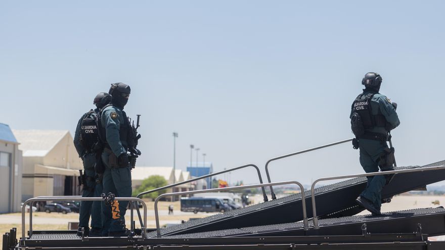 Imagen de archivo de varios agentes de la Guardia Civil durante un dispositivo de seguridad en la base de Torrejón de Ardoz.