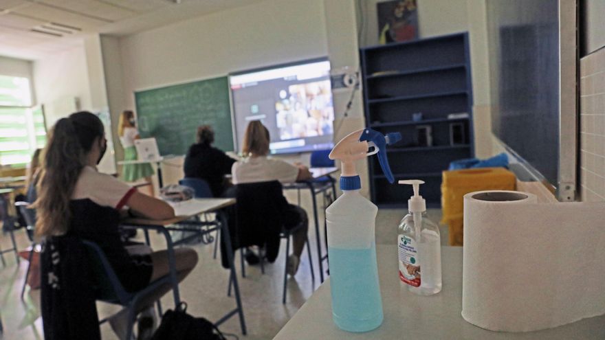 Archivo - Aula de un colegio de la Comunidad de Madrid en tiempos de pandemia