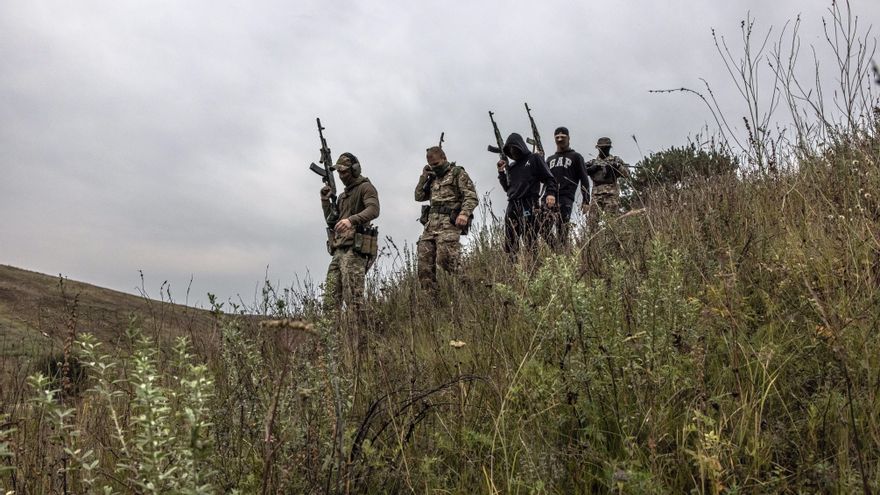 Voluntarios ucranianos entrenando este sábado en la región de Kiev.EFE/EPA/ROMAN PILIPEY
