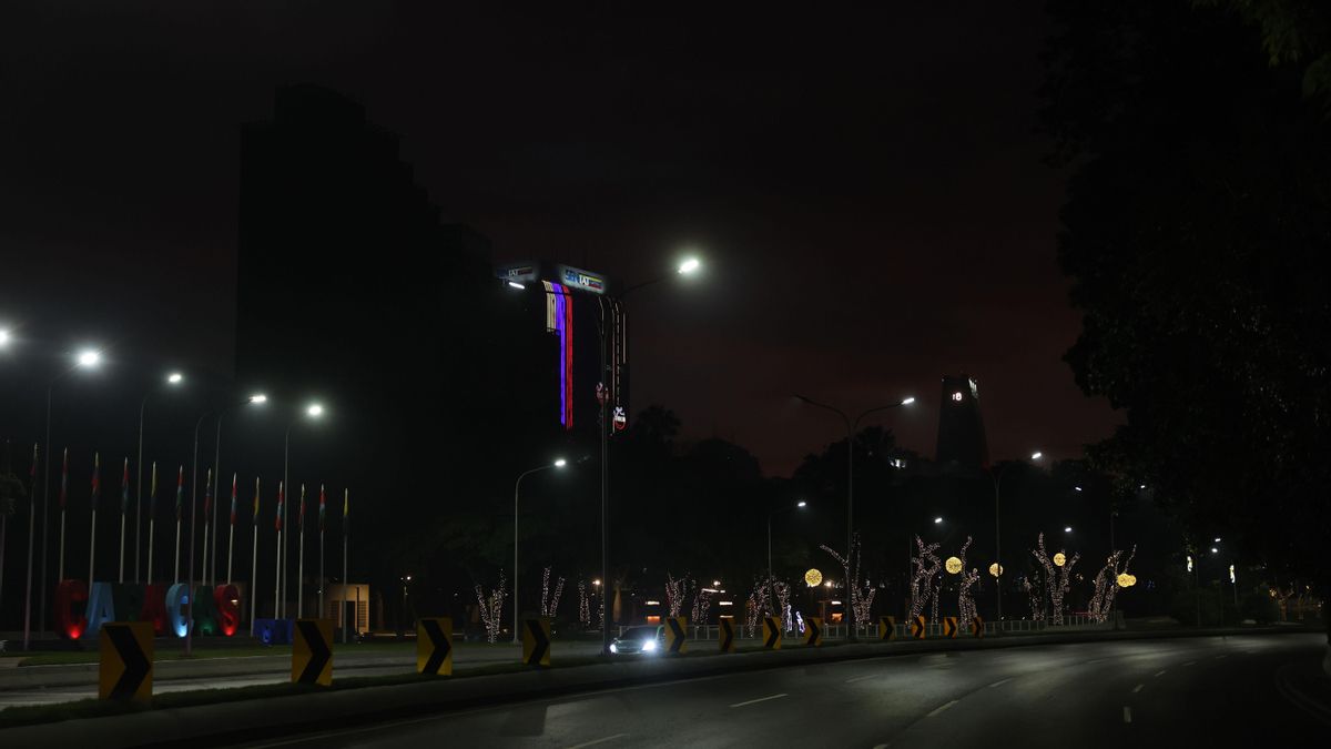 Vista de las calles de Carazas sin luz este sábado tras haber sido bombardeada por EEUU
