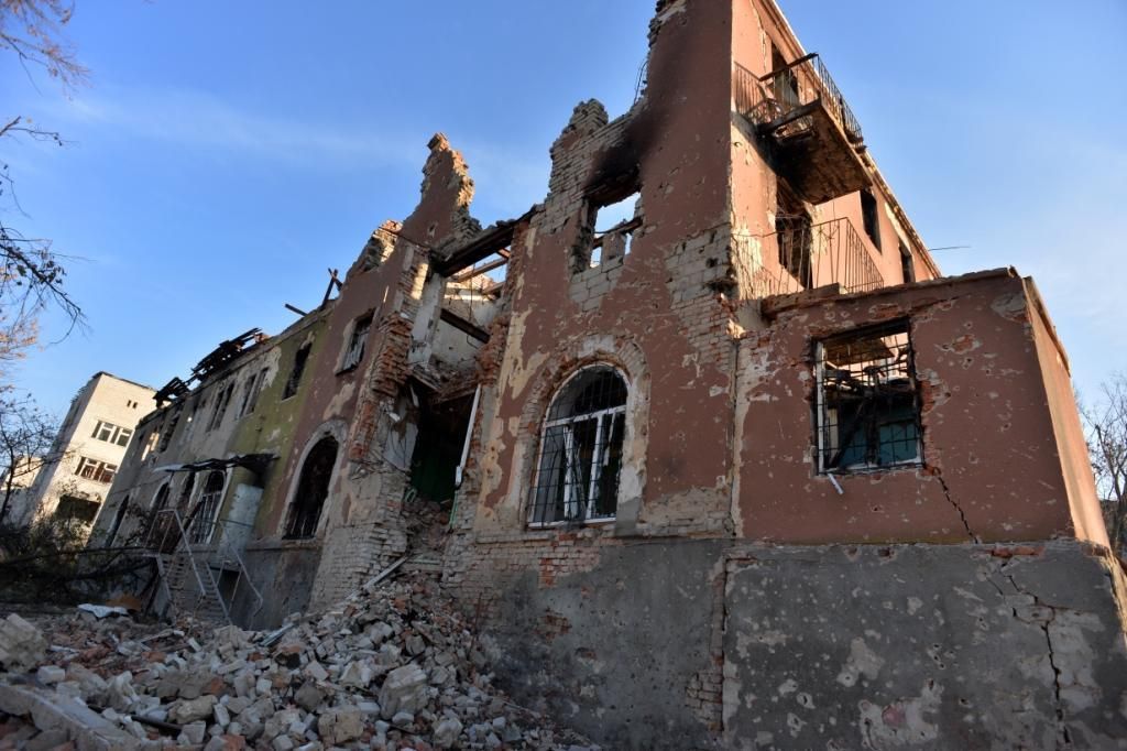 Los hospitales han sufrido daños o han resultado totalmente destruidos durante el conflicto, privando a la población de atención médica en el momento en que más lo necesitan. El hospital psiquiátrico de la imagen,  situado a las afueras de Slavyansk, región de Donetsk, fue evacuado cuando se acercaron y se intensificaron los combates. Quedó totalmente destruido durante los enfrentamientos cuando una de las partes estableció en el edificio su base de operaciones.  Fotografía: Julie Rémy / MSF