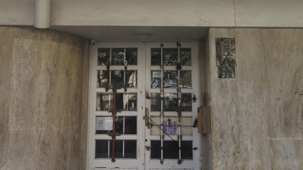 El ingreso al hotel City de Mar del Plata donde operaba la secta condenada por trata de personas.